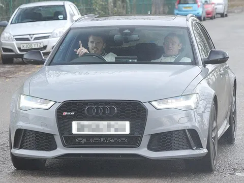 Chùm ảnh: Carrick đưa Rooney đến sân tập sau chức vô địch Cúp liên đoàn