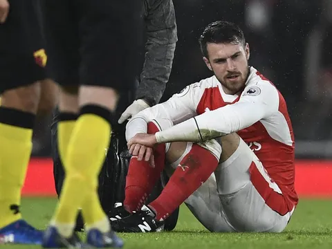 Chùm ảnh: CĐV Arsenal 'vui như trẩy hội' vì Ramsey bị chấn thương