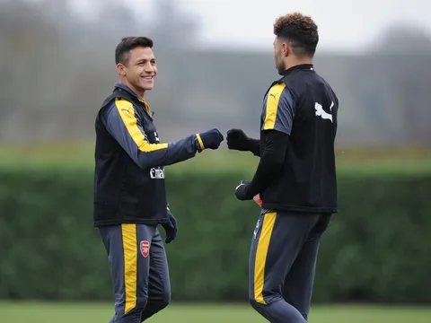 Chùm ảnh: Dàn sao Arsenal cười tươi trong tâm bão