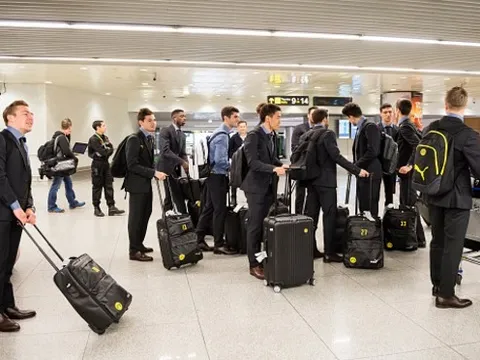 Chùm ảnh: Dàn soái ca của Dortmund bị 'bao vây' khi đặt chân tới Bồ