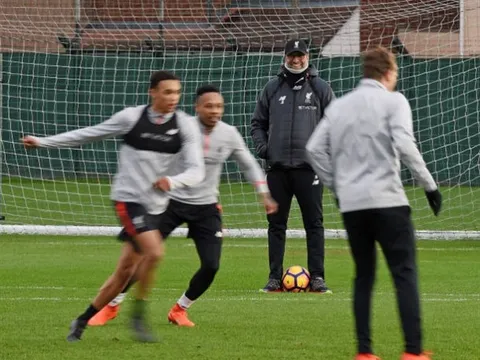 Chùm ảnh: Đối thủ gặp chuyện, Klopp tươi rói quan sát Liverpool tập luyện