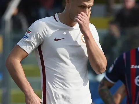 Chùm ảnh: Đụng Crotone, Dzeko suýt trở thành tội đồ
