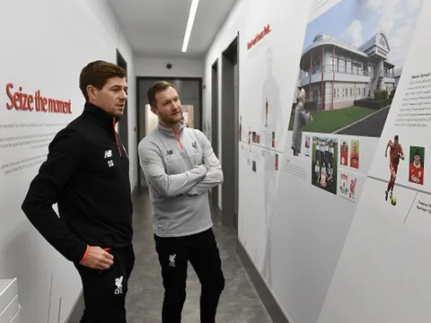 Chùm ảnh: Gerrard chính thức trở lại làm 'sếp' tại Liverpool