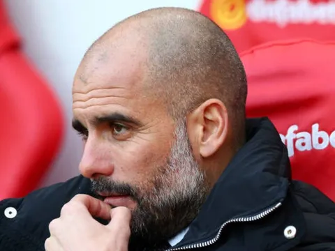 Chùm ảnh: Guardiola đầy căng thẳng khi đặt chân tới sân Ánh Sáng