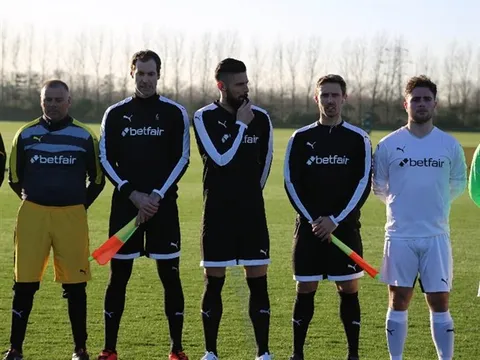 Chùm ảnh: Làm cầu thủ chán chê, Cech và Giroud rủ nhau đi cầm còi