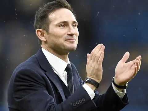 Chùm ảnh: Lampard được NHM Chelsea chào đón trong ngày về