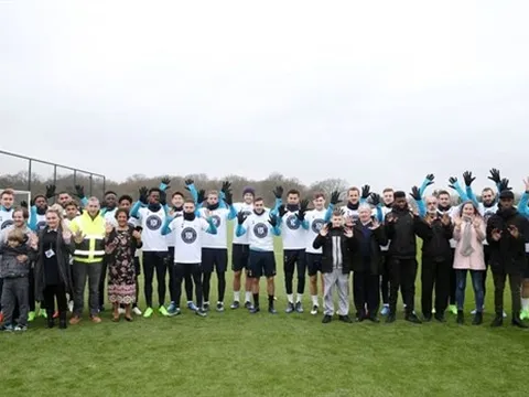 Chùm ảnh: Loạt sao Tottenham khoe áo mới đặc biệt trên sân tập