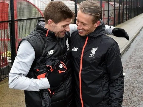 Chùm ảnh: Lucas phấn khích khi được Gerrard trao quyền cầm quân