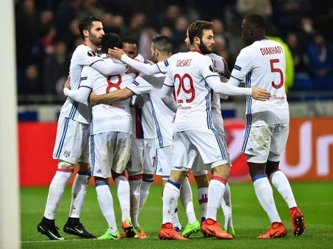 Chùm ảnh: Lyon đánh bại Roma trong trận cầu mưa bàn thắng