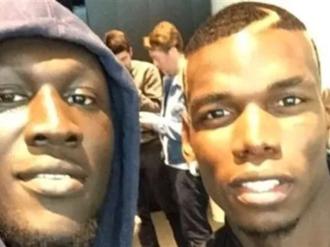 Chùm ảnh: Man Utd đón bạn quý của Pogba tại Carrington