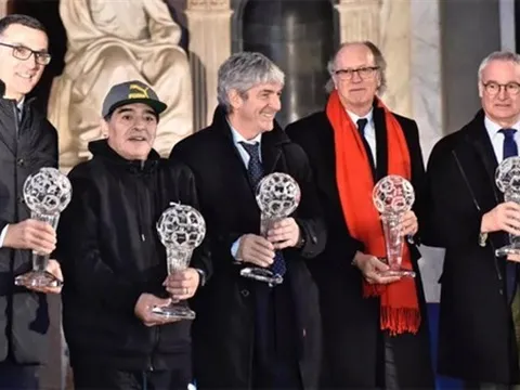 Chùm ảnh: Maradona và Ranieri giành giải thưởng 'huyền thoại' tại Italia