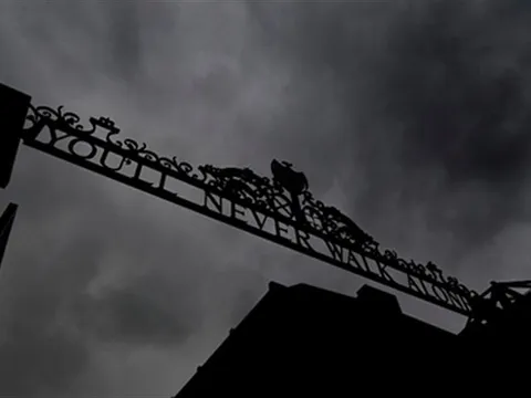 Chùm ảnh: Mây đen phủ kín bầu trời Anfield trước giờ G