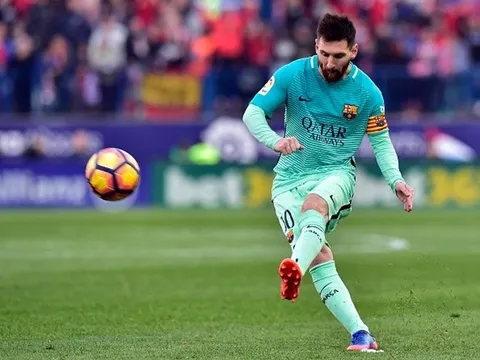Chùm ảnh: Messi rực sáng phút cuối, Barca lên ngôi đầu La Liga