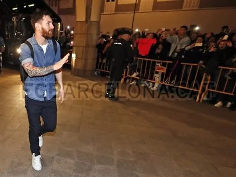 Chùm ảnh: Messi và đồng đội được nghìn người chào đón như anh hùng tại La Coruna