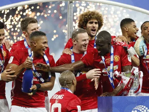 Chùm ảnh: Mourinho lặng lẽ ăn mừng chiếc cúp thứ 2 cùng gia đình