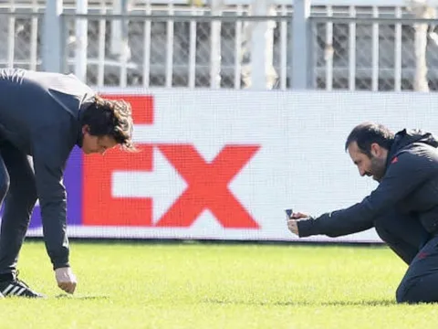 Chùm ảnh: Mourinho soi từng cọng cỏ ngay khi Man Utd vừa tới Nga