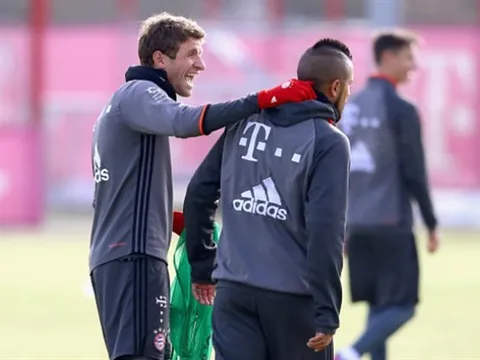 Chùm ảnh: Muller túm cổ, quát mắng Vidal trên sân tập