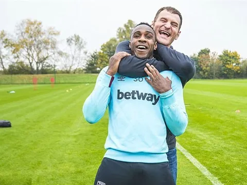 Chùm ảnh: Nhà vô địch UFC tấn công sao West Ham trên sân tập