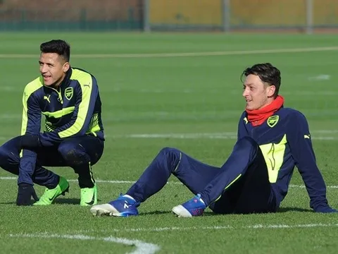 Chùm ảnh: Oezil và Sanchez tươi rói, Arsenal miệt mài trước đại chiến