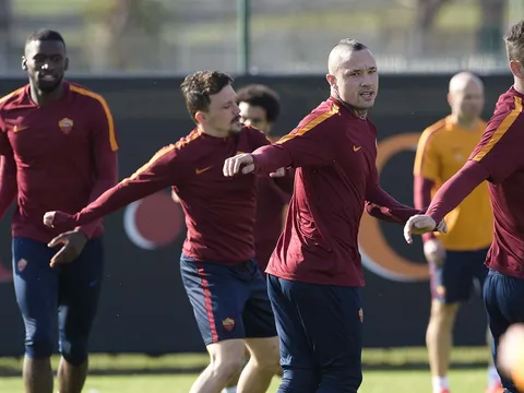 Chùm ảnh: Phải ghi ít nhất 2 bàn trước Lyon,  AS Roma "lao đầu" vào tập luyện