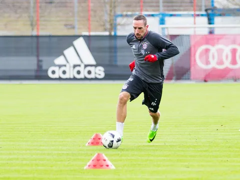 Chùm ảnh: Ribery trở lại và nỗ lực hết mình trên sân tập