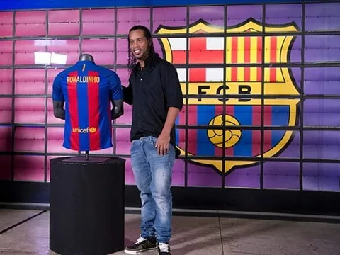 Chùm ảnh: Ronaldinho CHÍNH THỨC khoác lại chiếc áo của Barcelona