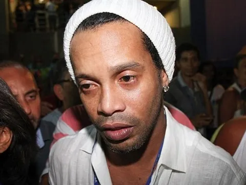 Chùm ảnh: Ronaldinho phờ phạt cả người khi tham gia lễ hội tại Brazil