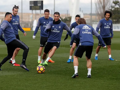 Chùm ảnh: Ronaldo bị đồng đội "vờn" trên sân tập