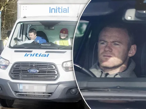 Chùm ảnh: Rooney được đưa tới sân tập bằng xe chở hàng