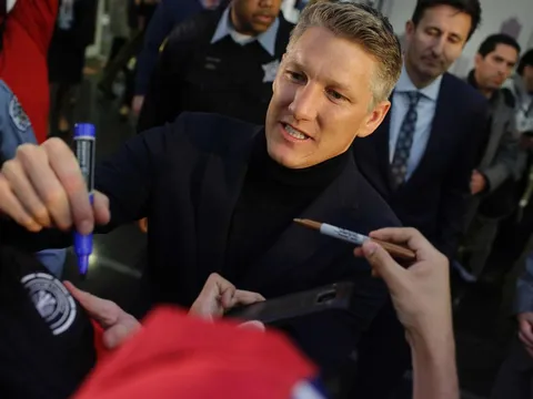 Chùm ảnh: Sân bay Chicago 'chật như nêm' chào đón Schweinsteiger