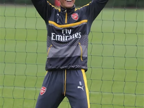 Chùm ảnh: Sao Arsenal thay nhau khoe dáng bá đạo trên sân tập