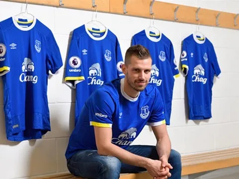 Chùm ảnh: Schneiderlin rạng ngời khoe màu áo mới
