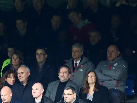 Chùm ảnh trên khán đài Stamford Bridge: Wenger thất thần, CĐV giận dữ, Abramovich hớn hở