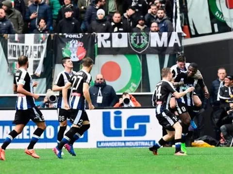 Chùm ảnh: Udinese 'biến hình', Juventus suýt chết