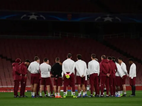 Chùm ảnh: Vé đã trong tay, nhưng Bayern vẫn 'lo sợ' khi đặt chân tới Emirates