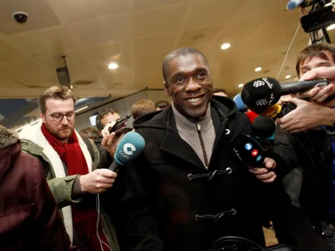 Clarence Seedorf bị vây chặt trên đường đến chậm chức HLV Deportivo