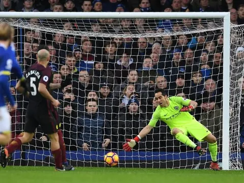 Thống kê sốc về Claudio Bravo: Lọt lưới 14 bàn sau 22 cú sút
