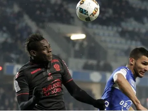Cổ động viên phân biệt chủng tộc với Balotelli chịu án phạt