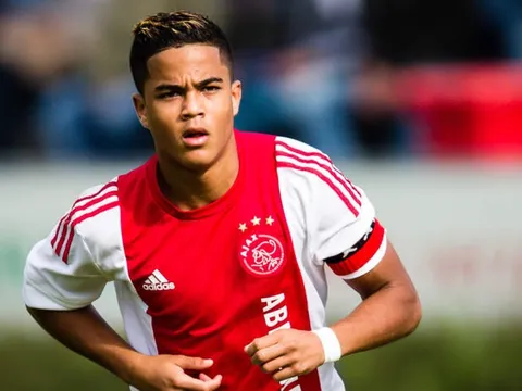 Con trai Kluivert thần tượng Ronaldo, muốn khoác áo Barcelona