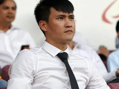 Công Vinh căng thẳng chuyện “khôn nhà dại chợ”