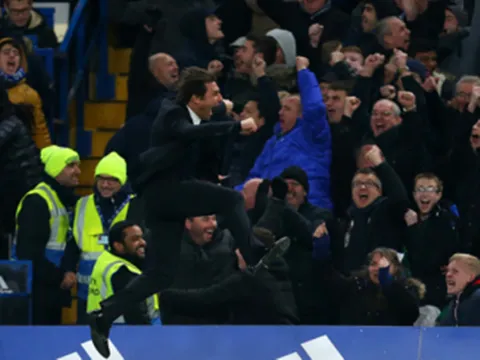 Conte ăn mừng như điên dại khi Willian ghi bàn