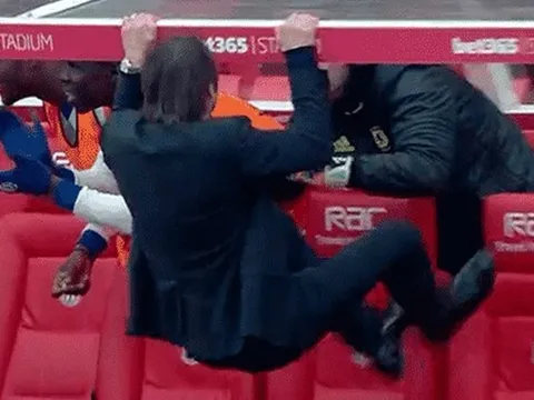 Conte ăn mừng như khỉ đột sau bàn thắng của Cahill