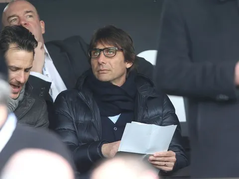 Conte đeo kính, đi 'xem giò' Harry Kane?