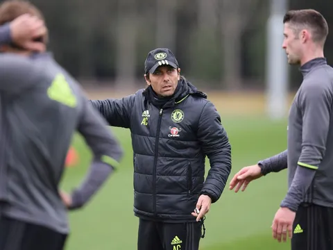 Conte nghiêm khắc chỉ đạo, học trò răm rắp nghe theo