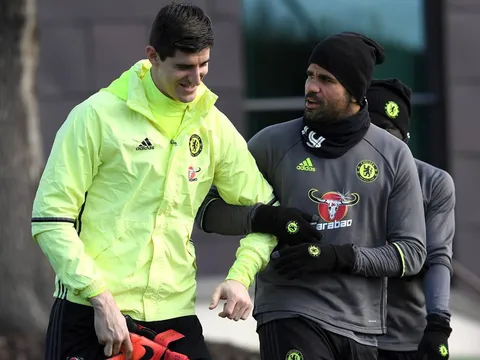 Costa 'tình tứ' với Courtois trên sân tập