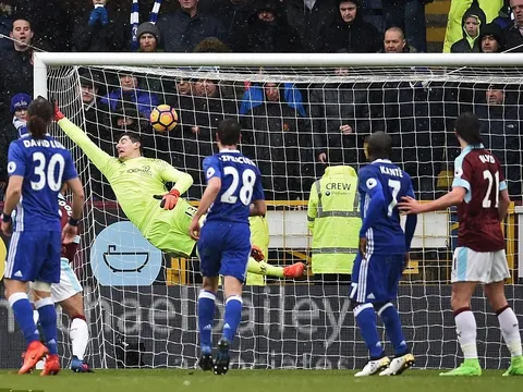 Courtois bất lực trước siêu phẩm đá phạt, Chelsea chia điểm trên 'hiểm địa' Turf Moor