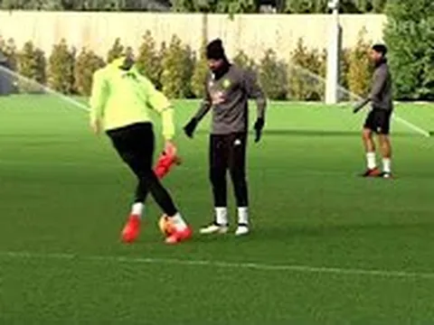 Courtois khiến Diego Costa sửng sốt vì rê bóng quá khéo