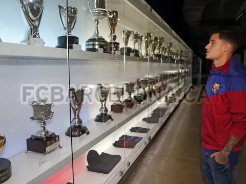 Coutinho "mờ mắt" trong phòng truyền thống của Barca