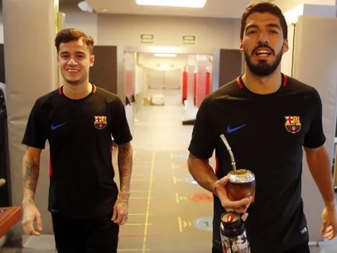 Coutinho như hình với bóng bên cạnh Suarez tại Barcelona