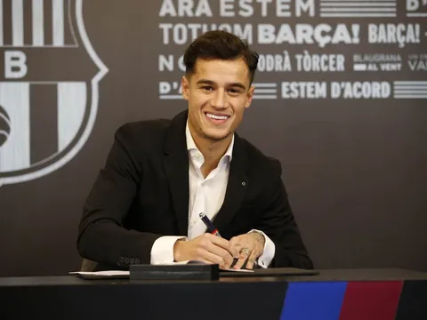 Coutinho rạng rỡ ký hợp đồng cùng Barca